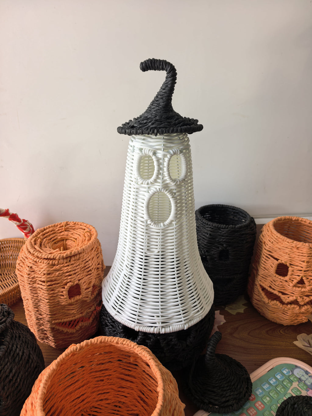 Wicker Ghost Halloween Decor with Witch Hat, Spooky Farmhouse Fall Tabletop Ornament, Hollow Handwoven White Ghost Figurine, Light Up Rustic Home Mantel Shelf Decor for Autumn Halloween Party