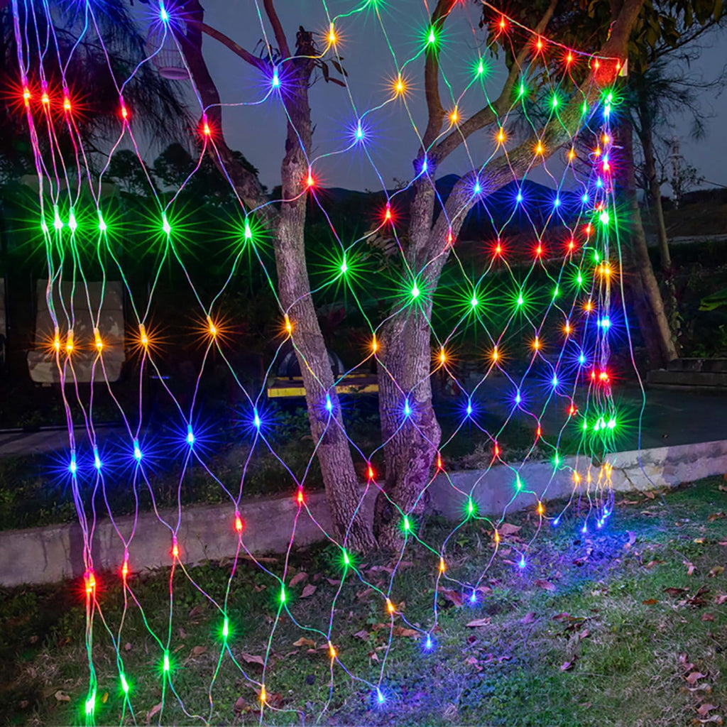 Garden Net Lights- Battery Operated 672 LED Waterproof Net Mesh Lights with 8 Modes- 6x4M Fairy String Lights for Outdoor Indoor Christmas Tree- Bush- Backyard- Garden- Party Décor.