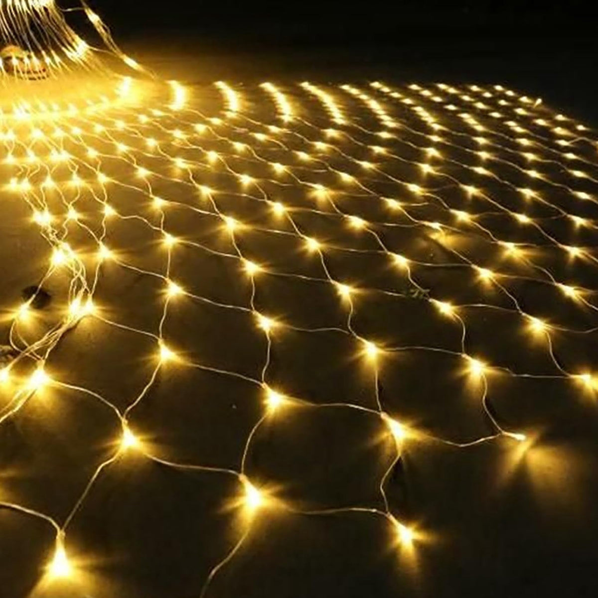 Garden Net Lights- Battery Operated 672 LED Waterproof Net Mesh Lights with 8 Modes- 6x4M Fairy String Lights for Outdoor Indoor Christmas Tree- Bush- Backyard- Garden- Party Décor.